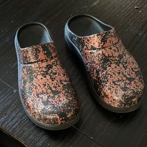 OOFOS - Black and Salmon Splash Clogs